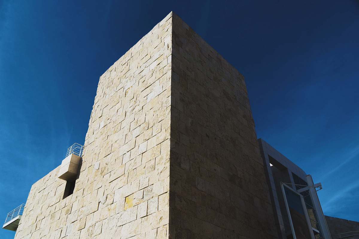wall brown structure under blue sky los angeles