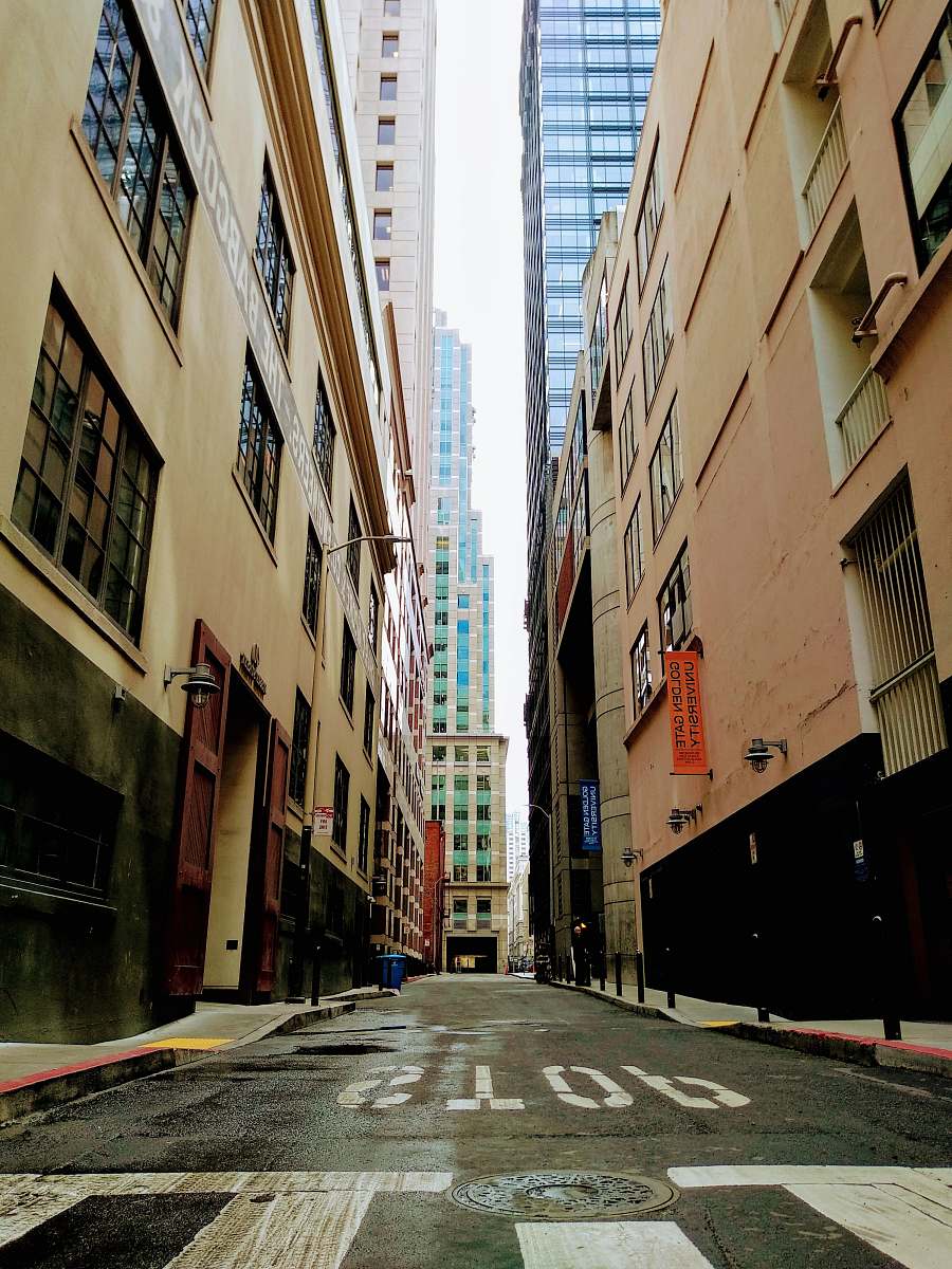 alleyway no people at the streets in between buildings alley