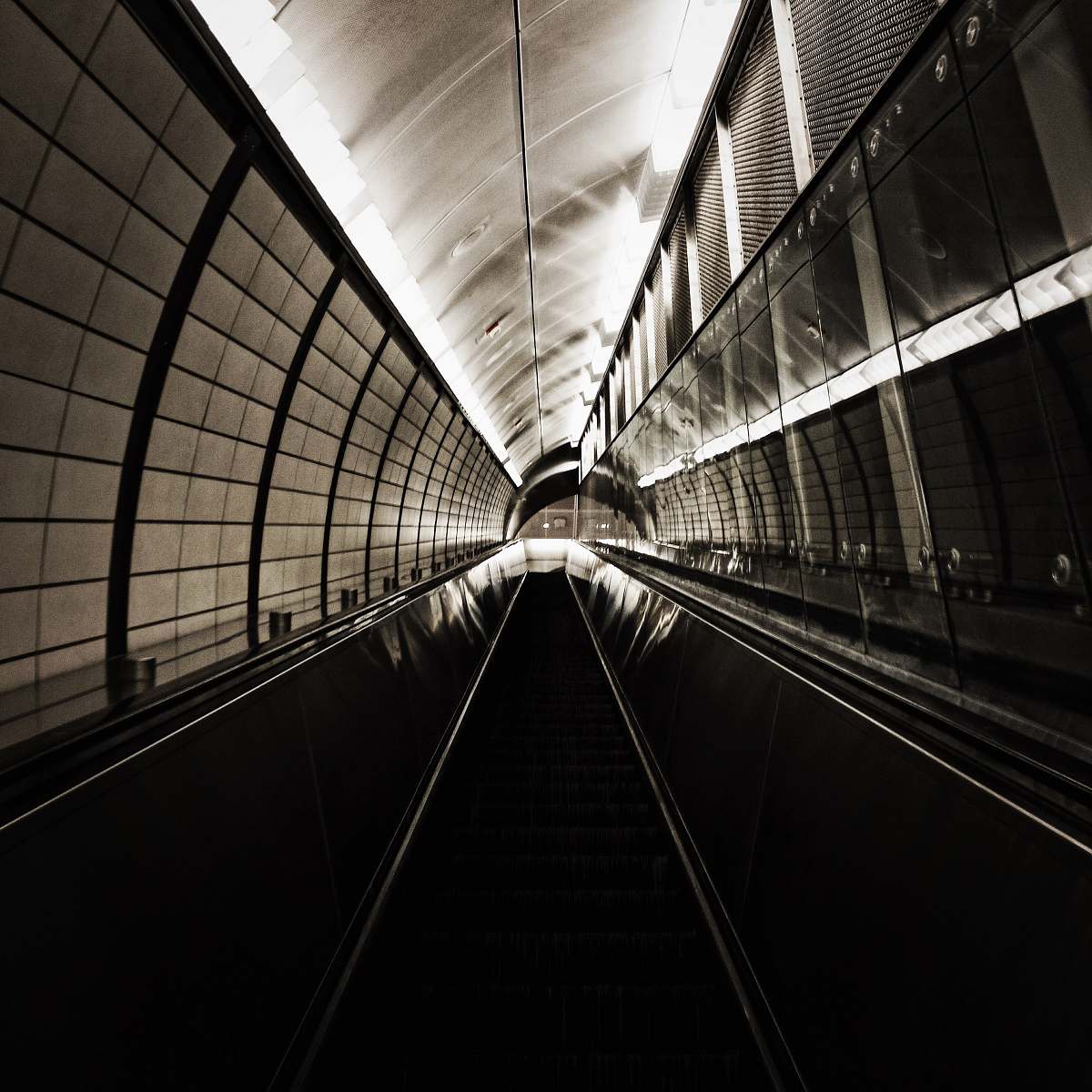 tunnel empty escalator 3 willow tree garth