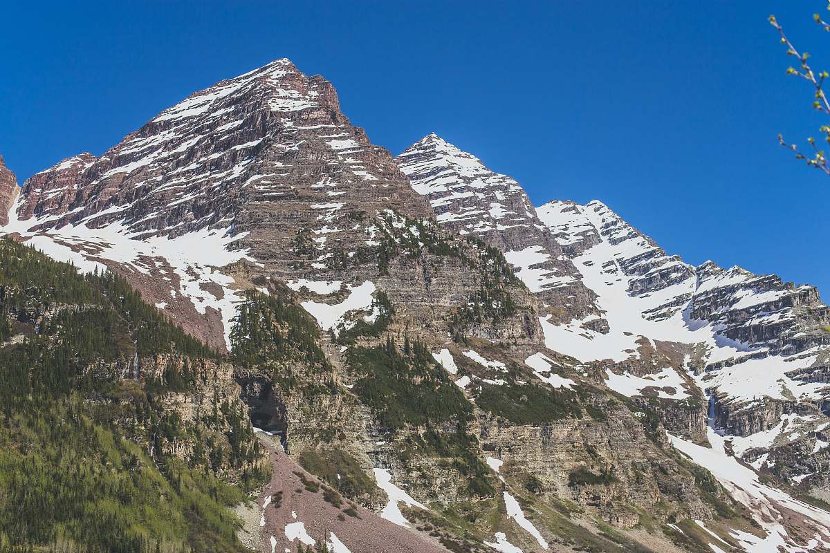nature brown mountain covered by snow at daytime outdoors