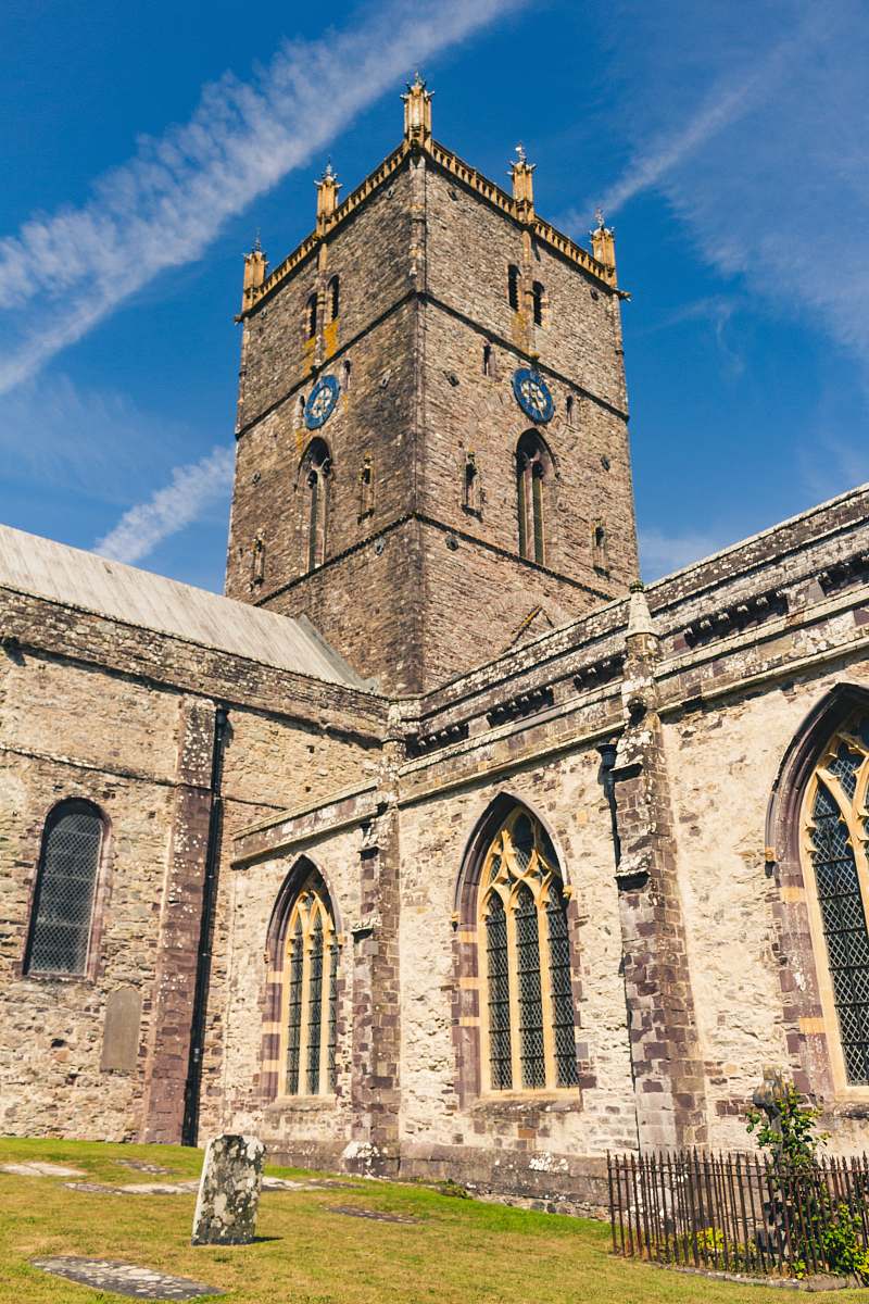 building architectural photography of gray and brown monument tower