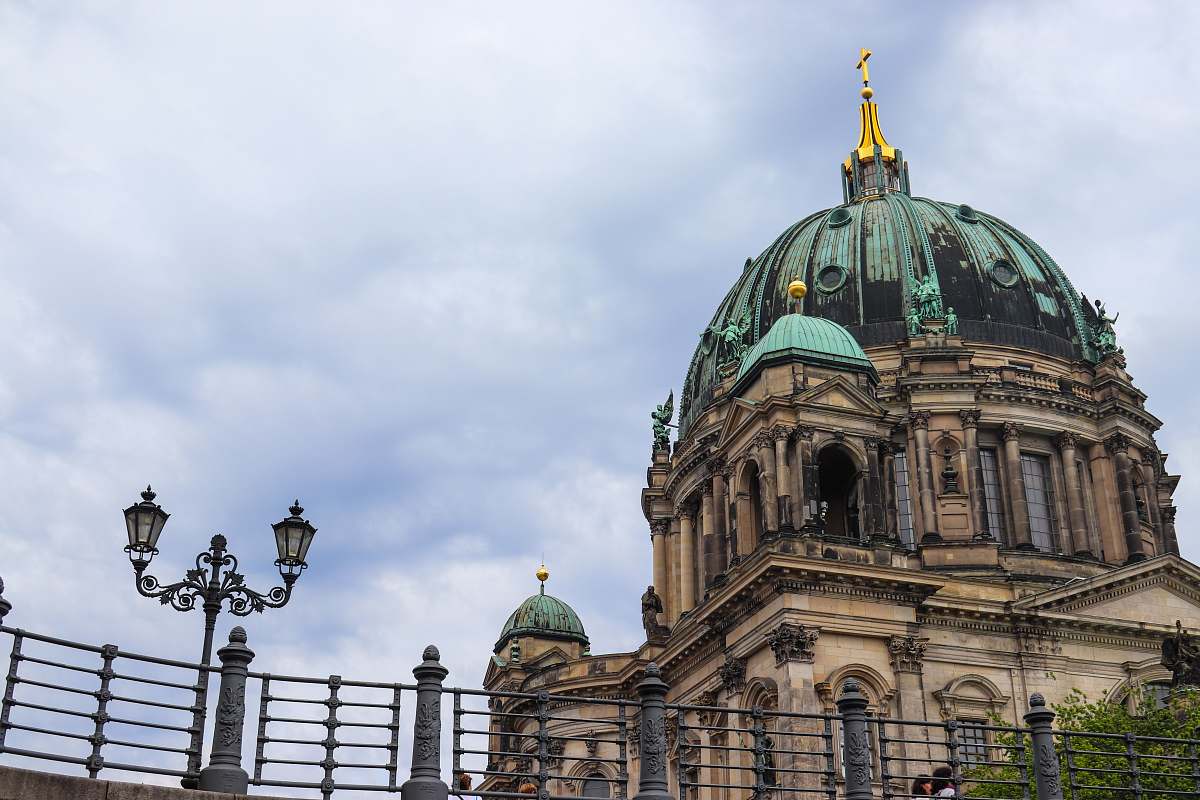 building Berlin cathedral during daytime dome