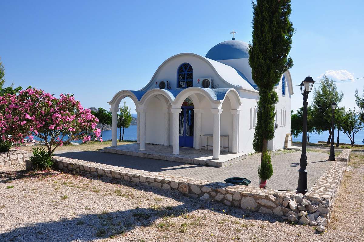 building blue dome and white house near sea during daytime dome