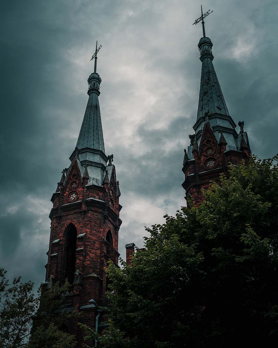 building brown and gray concrete church spire