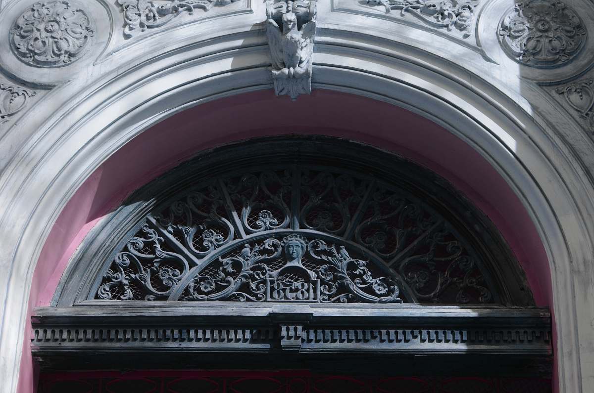 building building with ornate black doorway arch apse