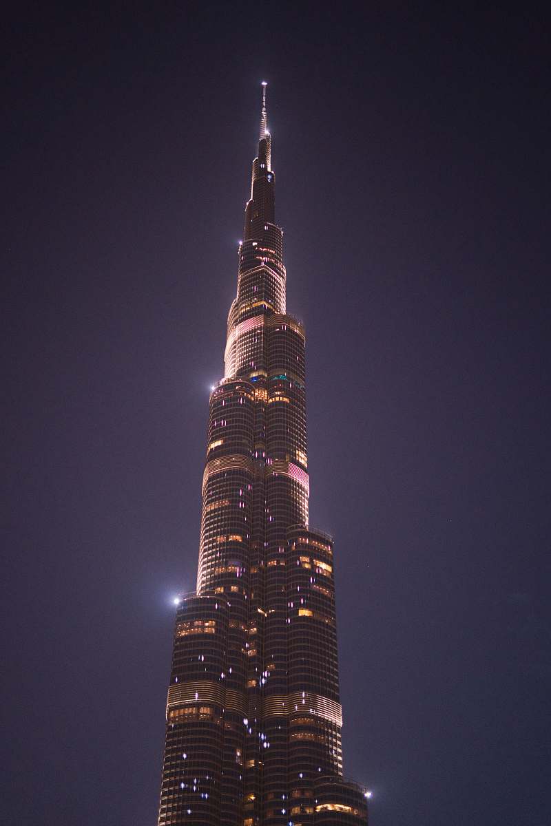 building Burj Khalifa atn ight spire