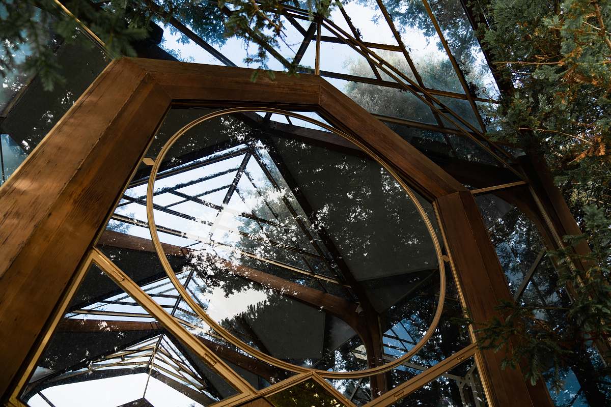 building clear glass coffee table window