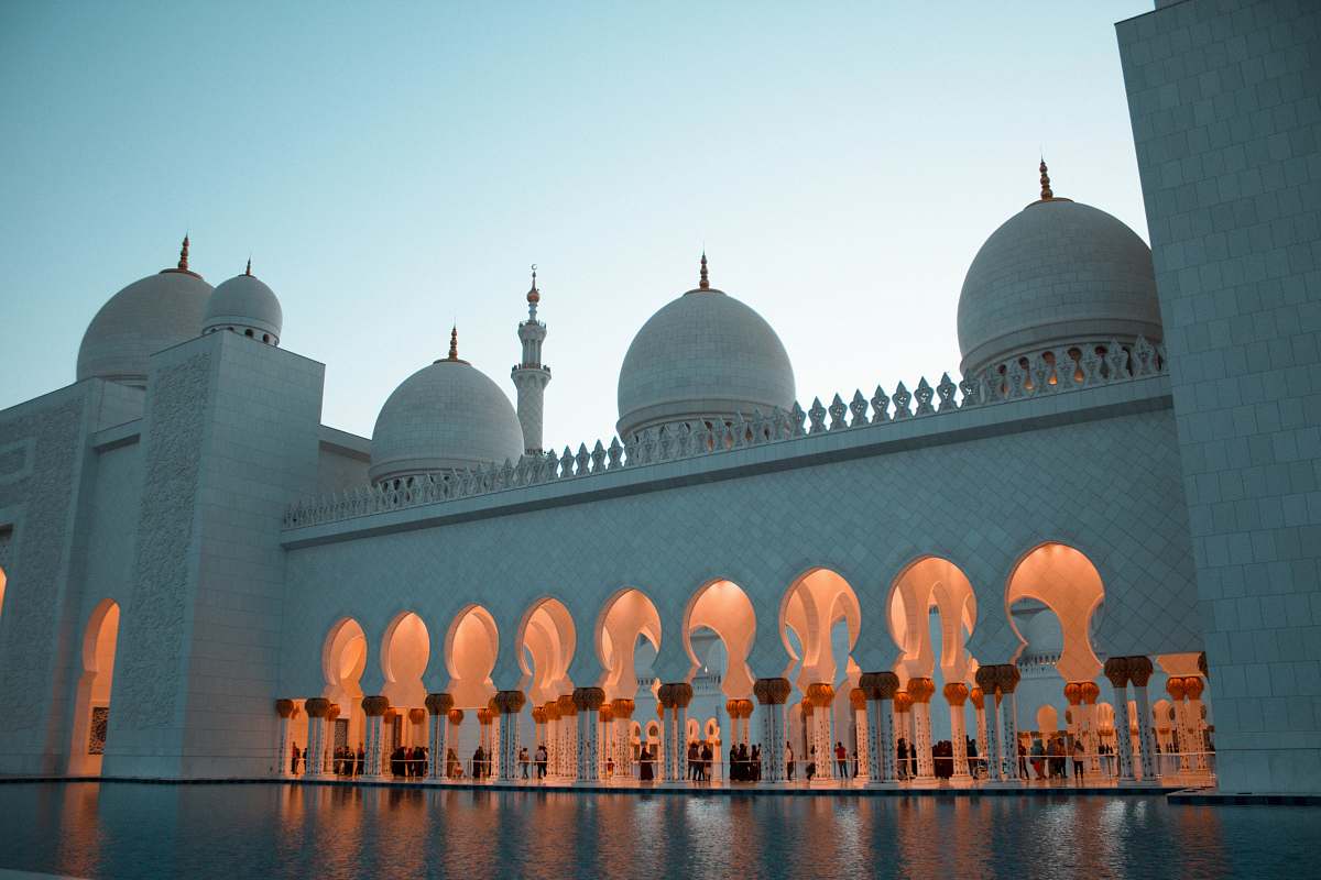 building close-up photography of mosque during daytiime dome