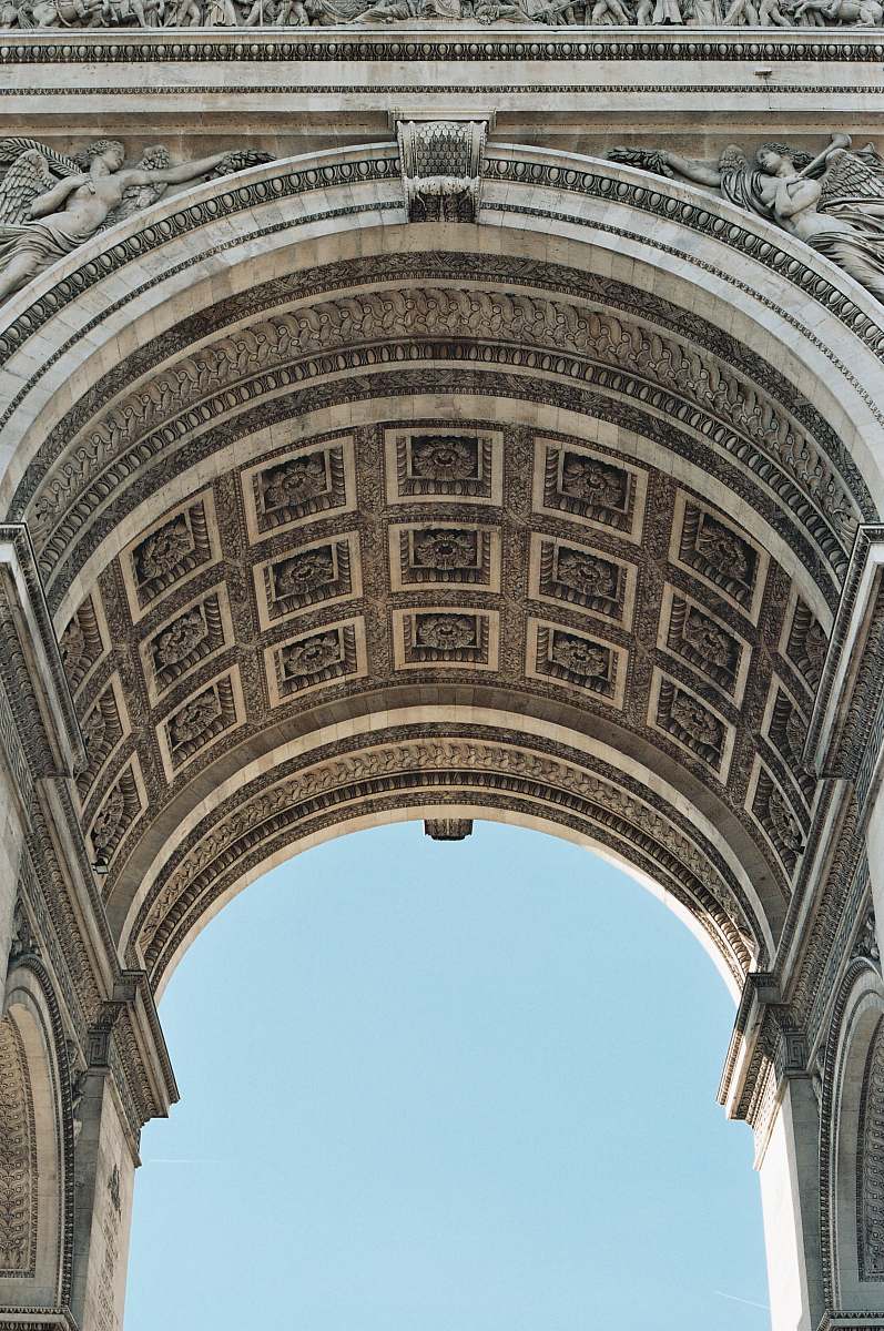 building closeup photo of Arc De Triomphe during daytime paris