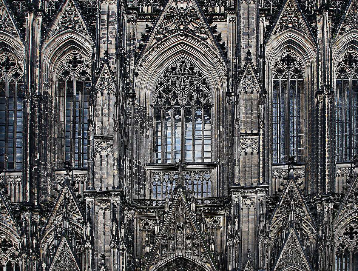building closeup photo of Cologne Cathedral cathedral