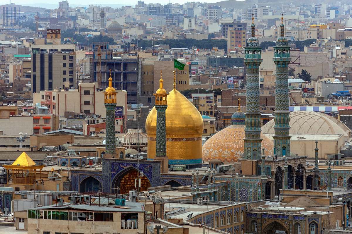 building gold mosque dome