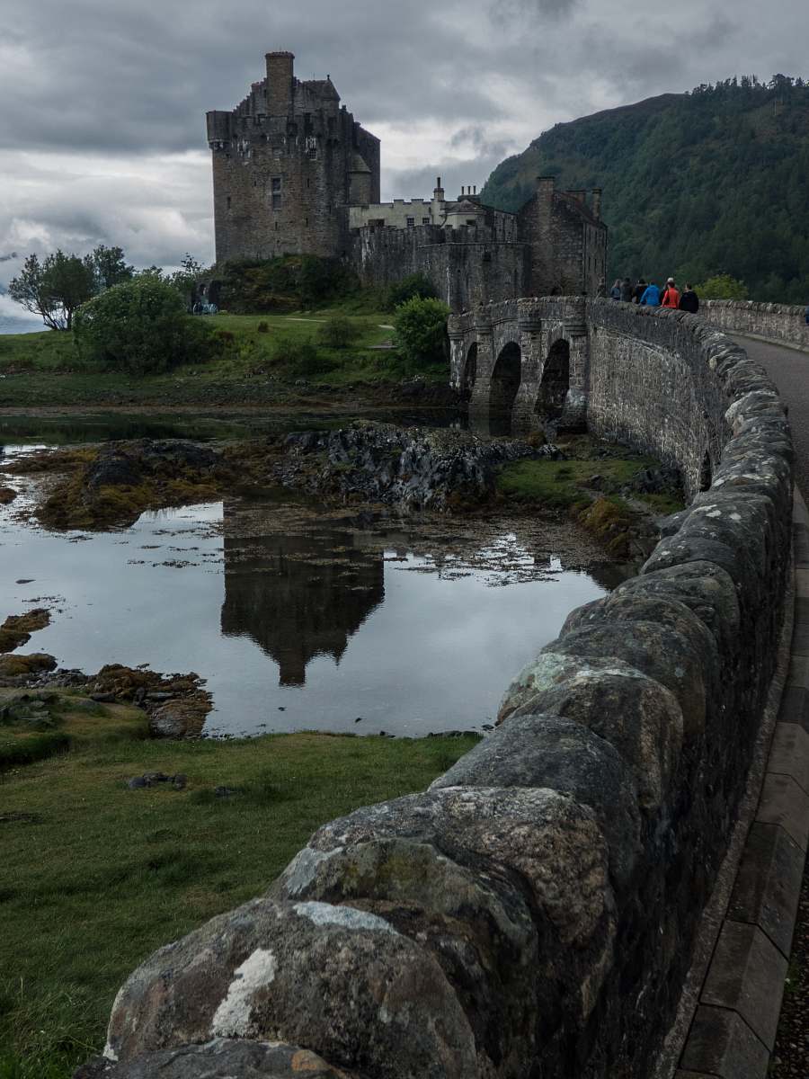 building gray concrete bridge under river castle