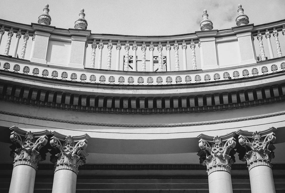 building grayscale photo of balcony black-and-white