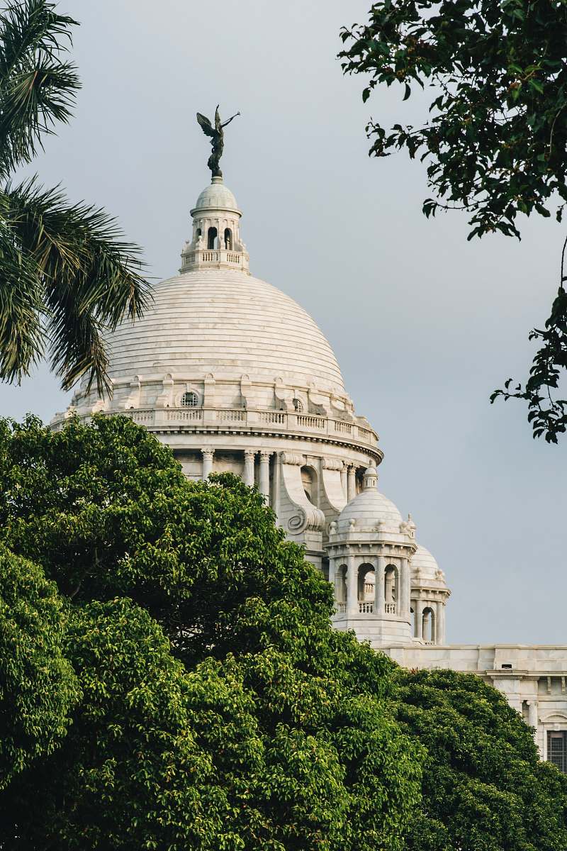 building green trees beside white dome building during daytime dome