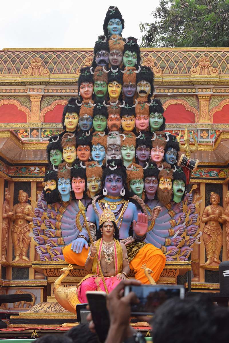 building Hindu God statue temple