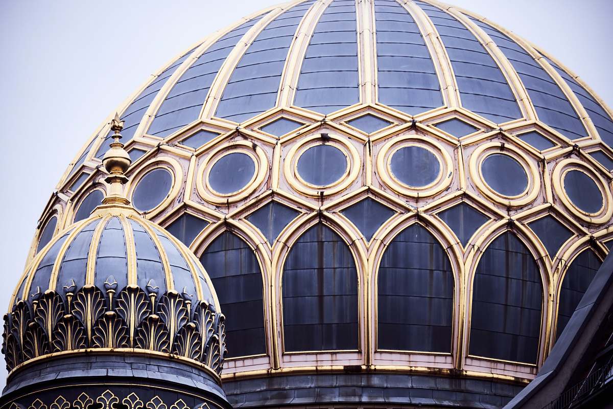 dome low-angle photography of blue dome building berlin