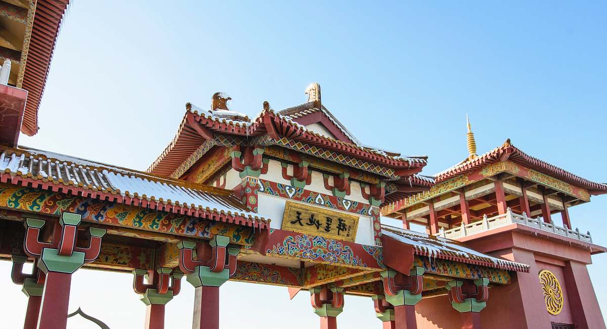 building low angle photography of temple gate with Kanji text worship