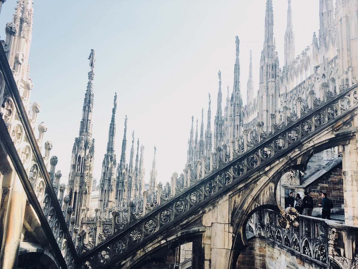 building Milan Cathedral during daytime spire