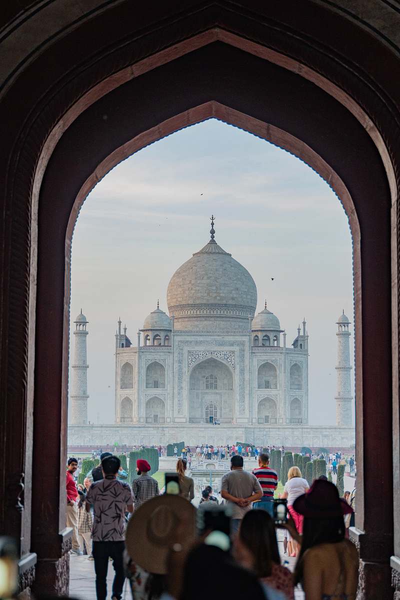 building people walking in into Tag Mahal dome