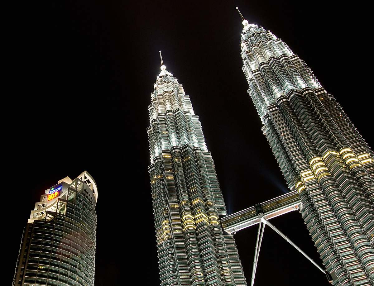 building Petronas Tower spire
