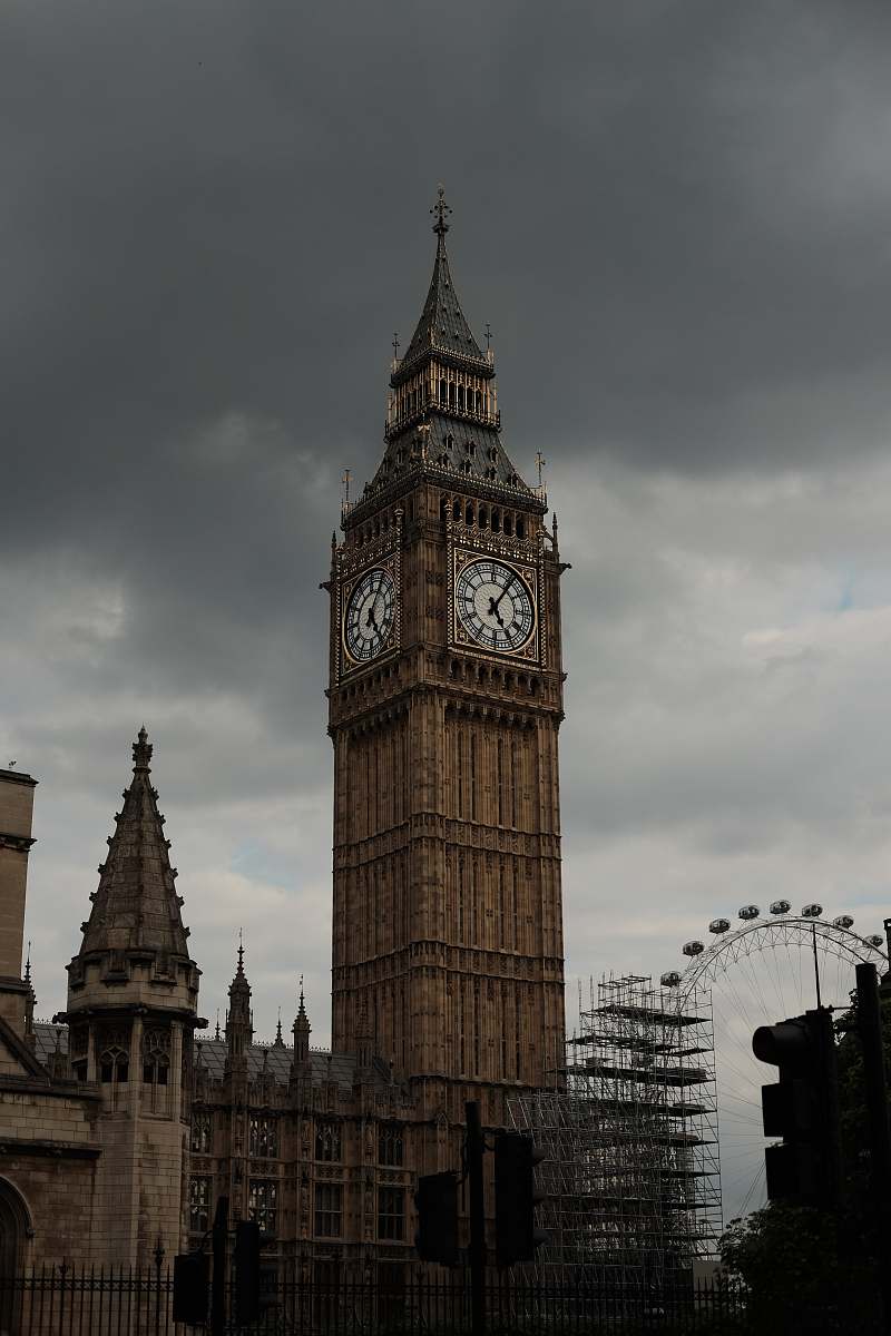 building photography of Elizabeth tower during daytime tower