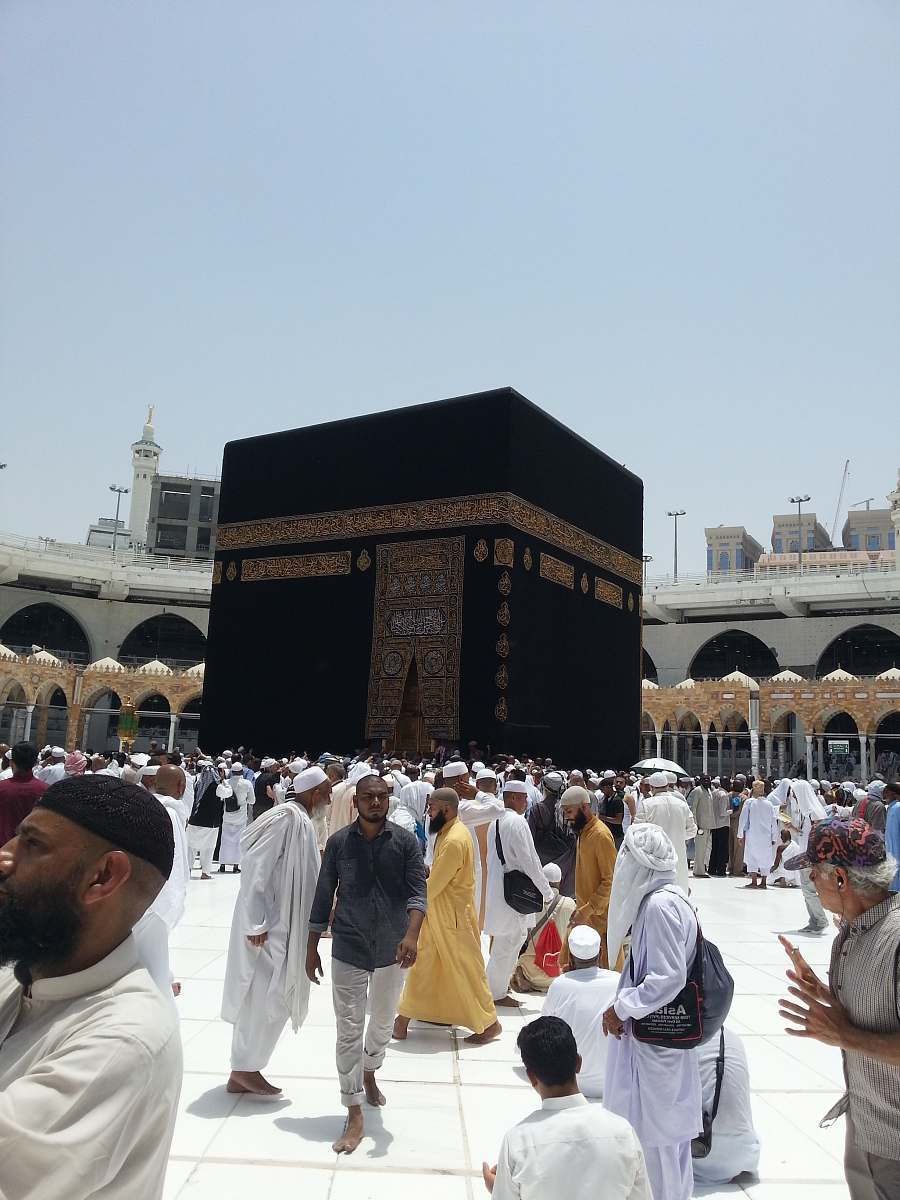 building photography of people gathering near Kaaba, Mecca, Saudi Arabia during daytime person