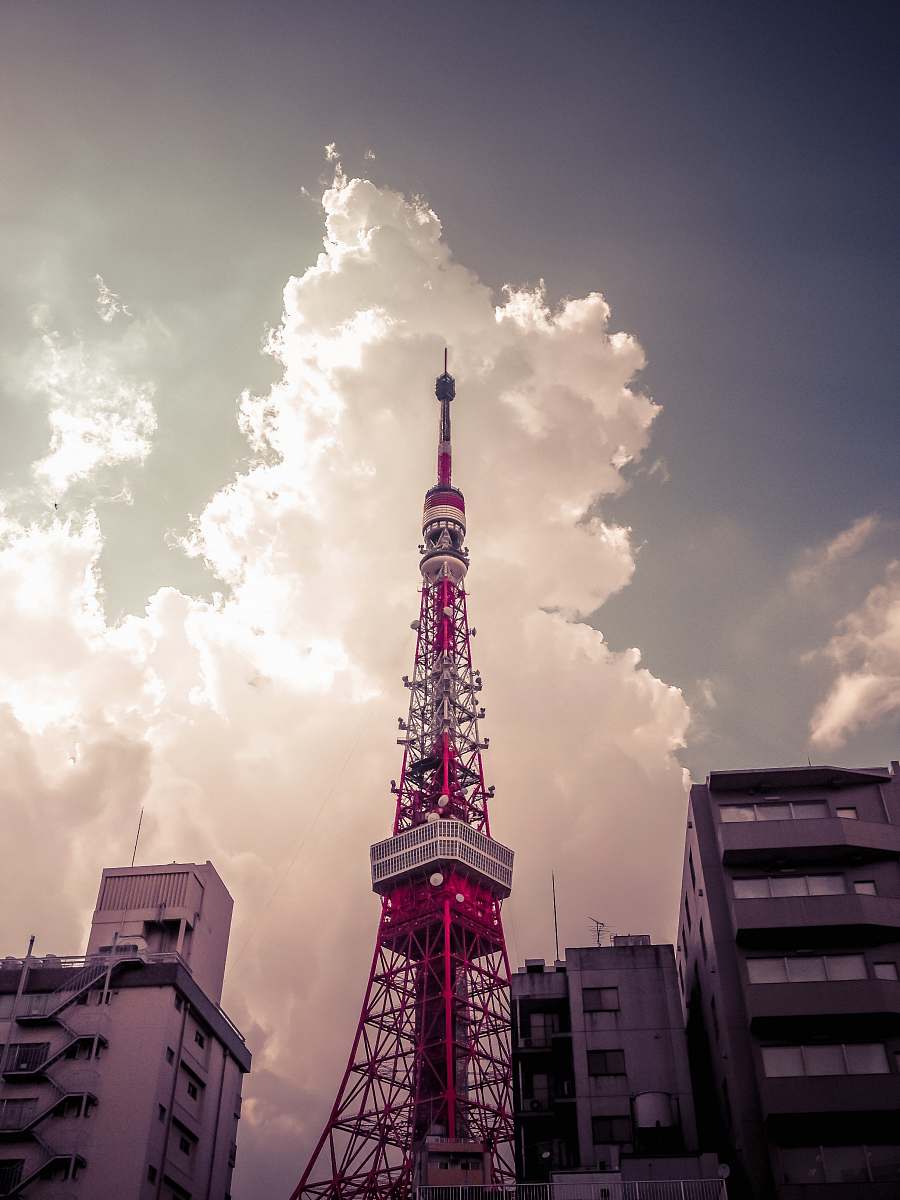 building red and whtie metal tower tower