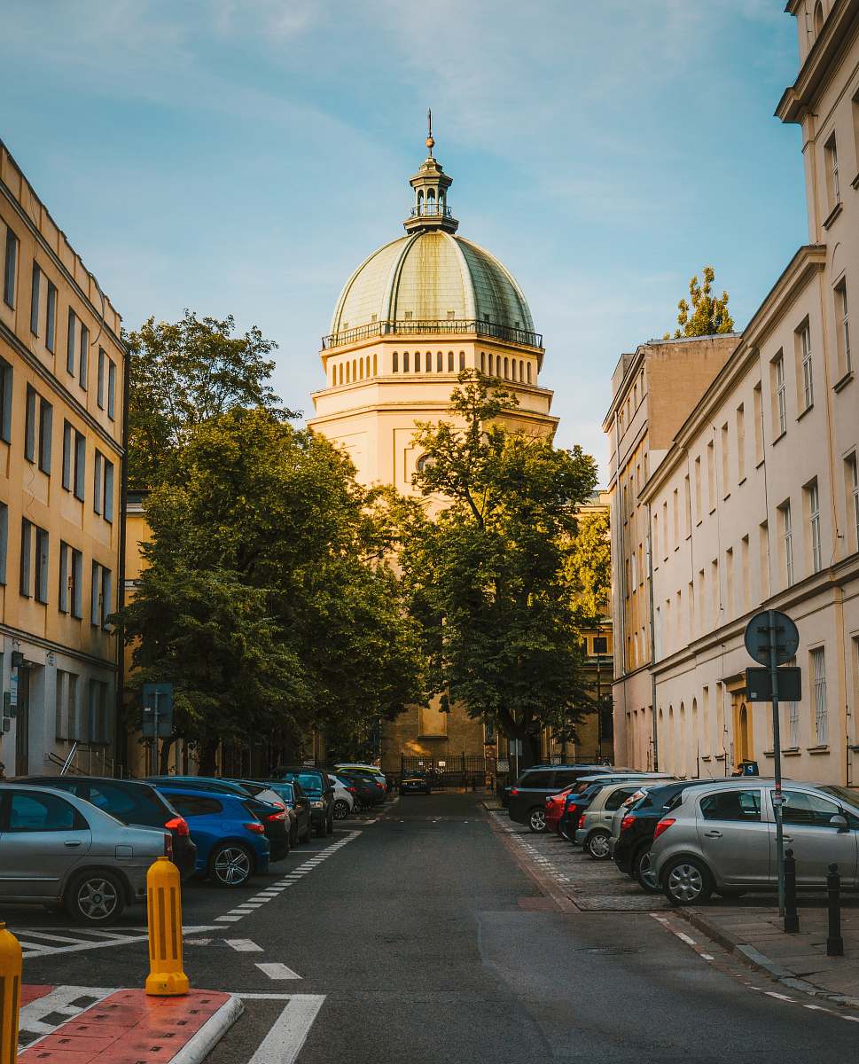 building road surround by buildings dome