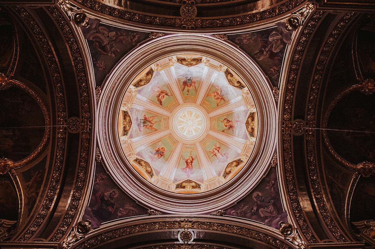 building round white and brown decor apse