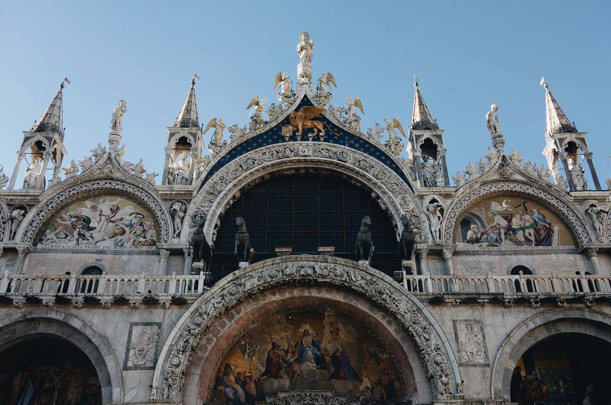 building Saint Mark's Basilica at Italy dome