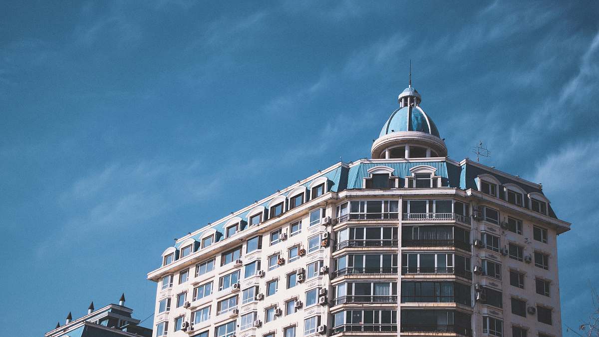 building selective focus photo of white and blue building dome