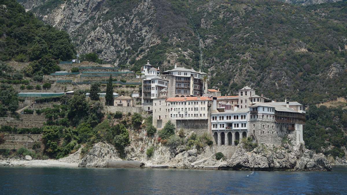 building selective focus photography of building near body of water during daytime housing