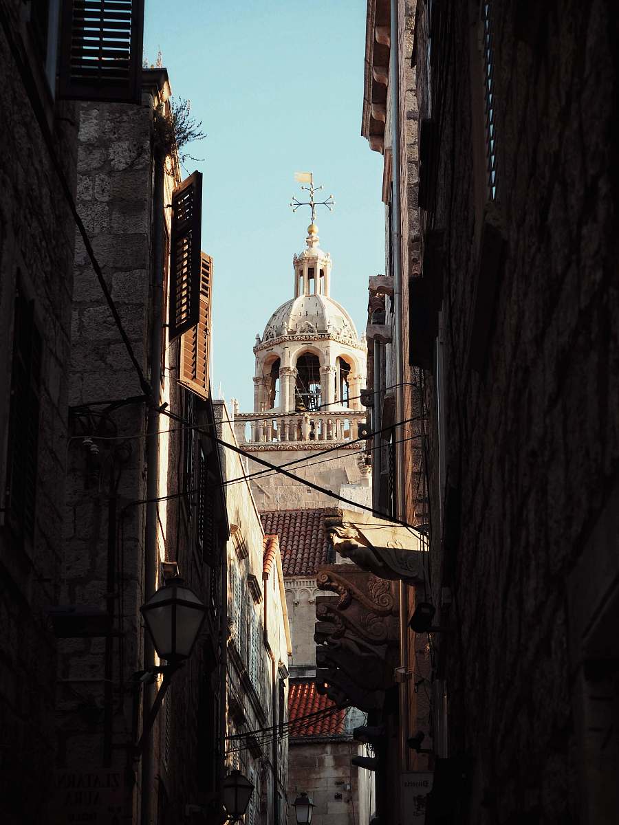 building shallow focus photo of white building dome
