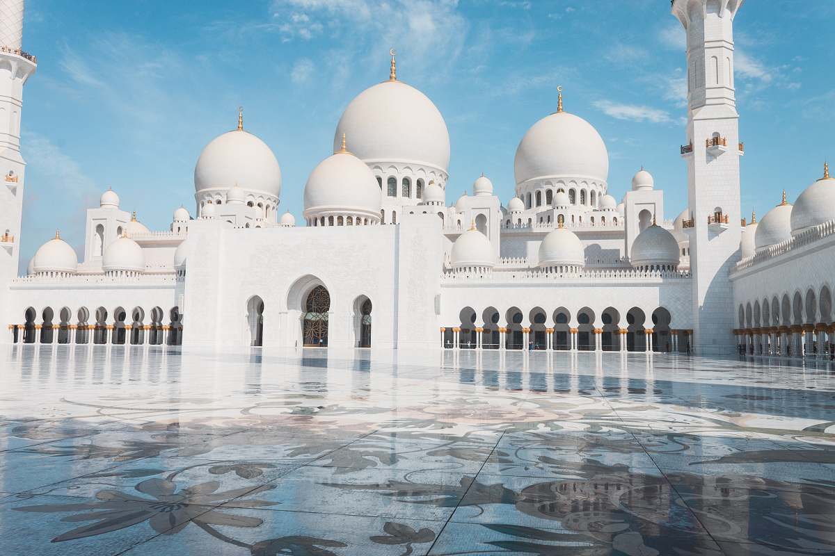 building Sheikh Zayed Grand Mosque Center in Abu Dhabi dome