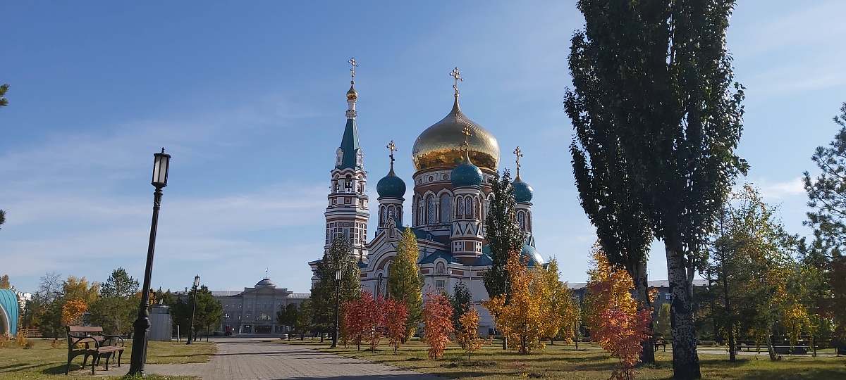 building trees near mosque dome