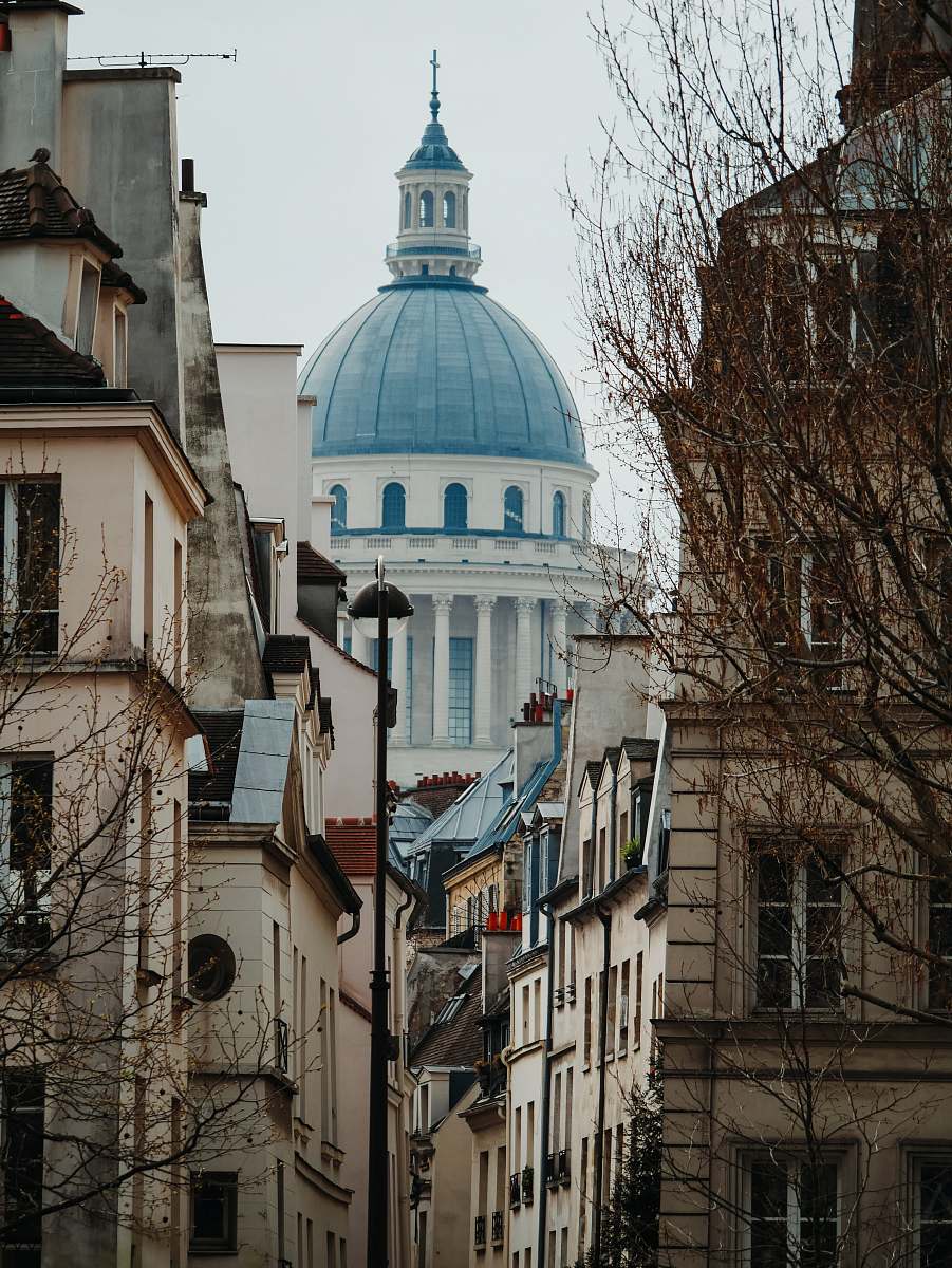 building view of blue dome building dome