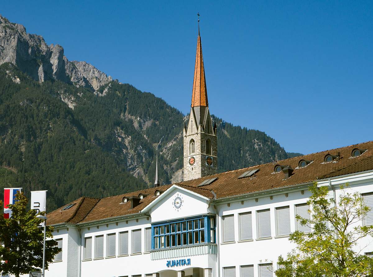 building view of white and brown concrete building during daytime spire