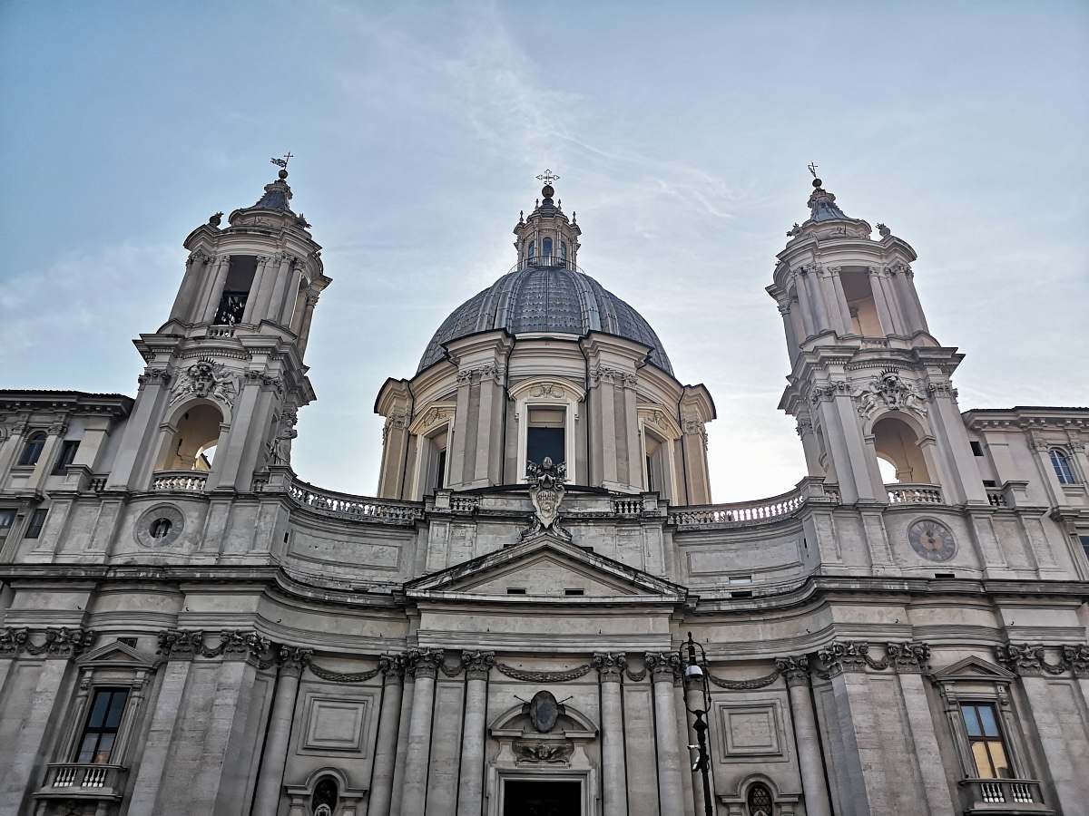 building view of white dome building dome