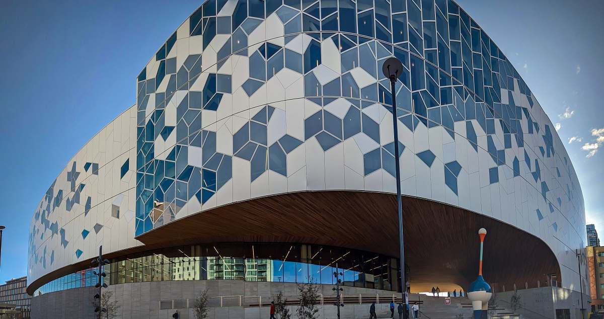 building view photography of white and blue building dome