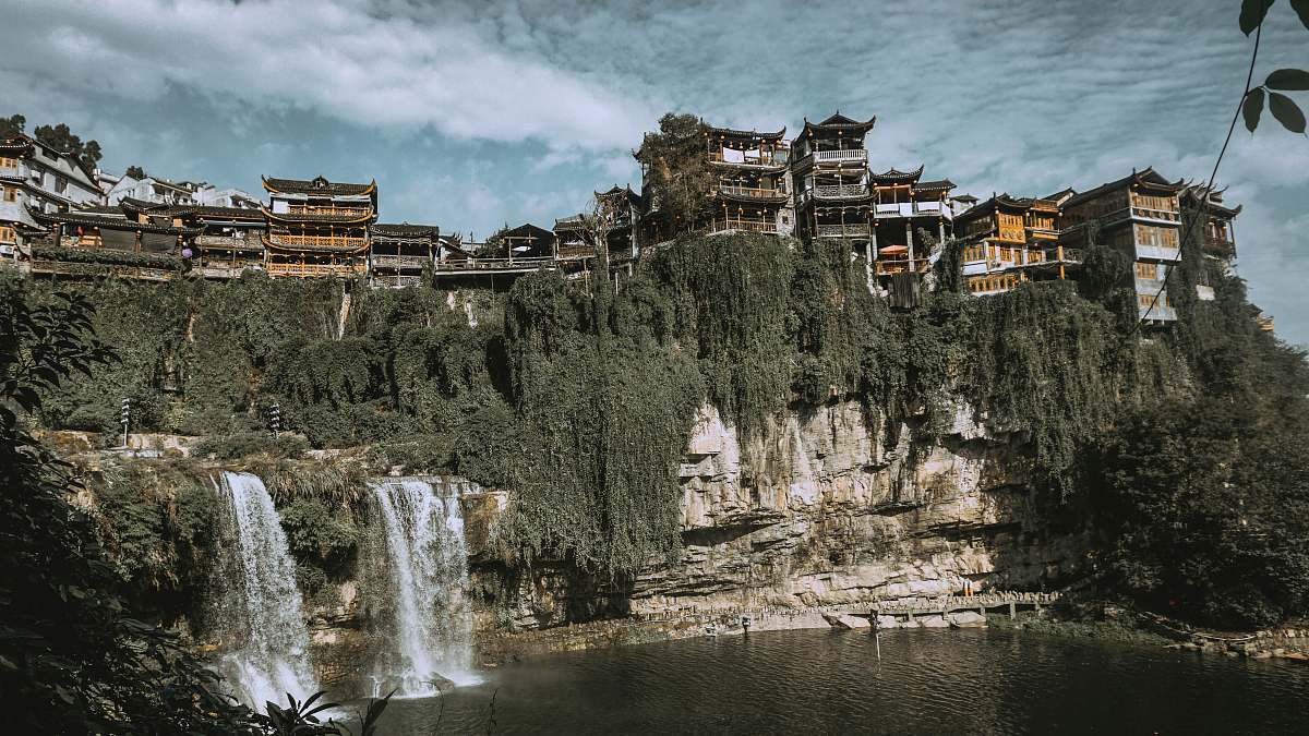 building waterfalls under high-rise buildings in mountain cliff housing