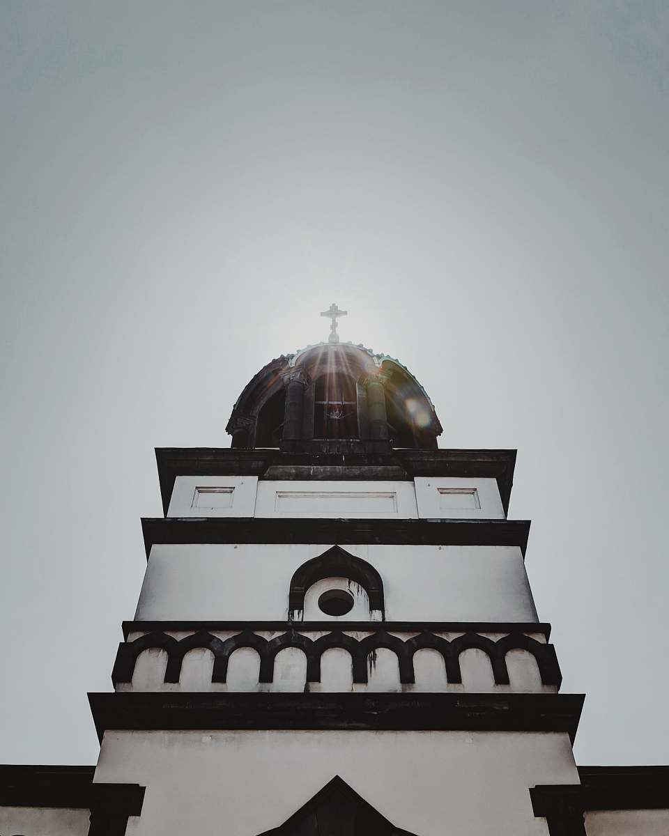 building white and black cathedral dome