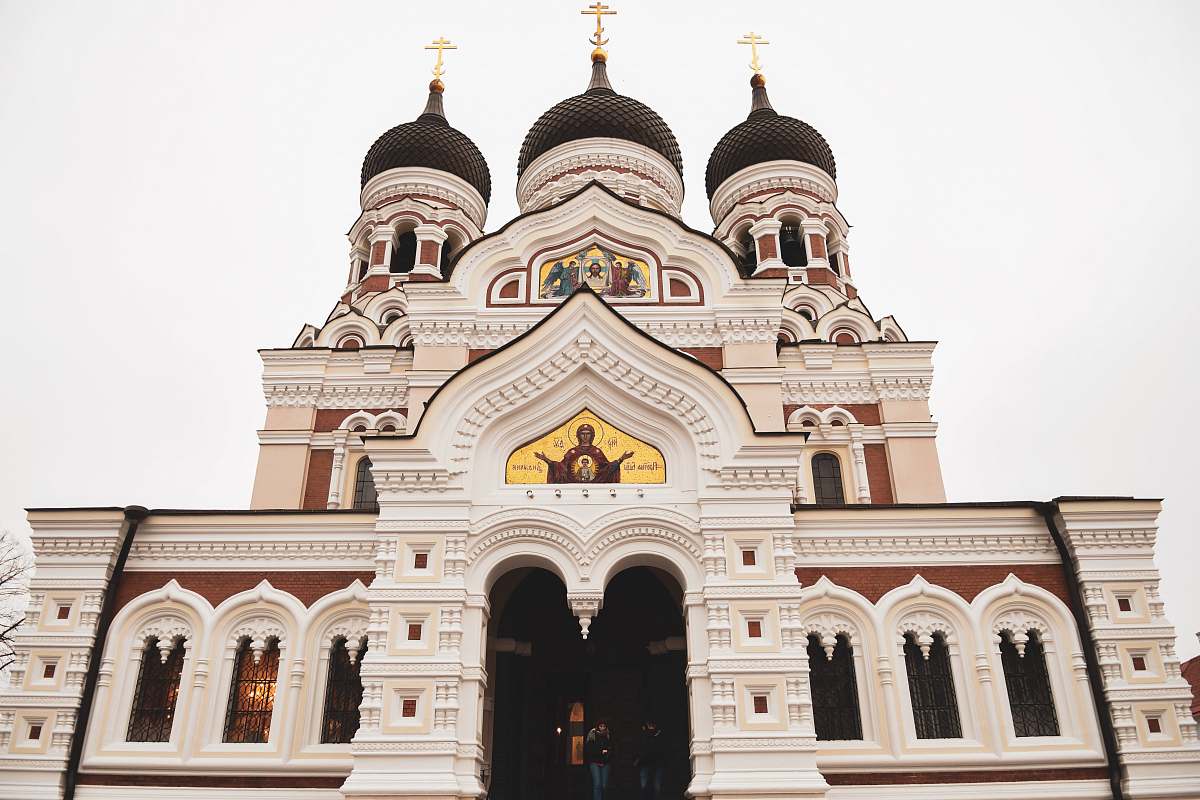 building white and black dome building dome