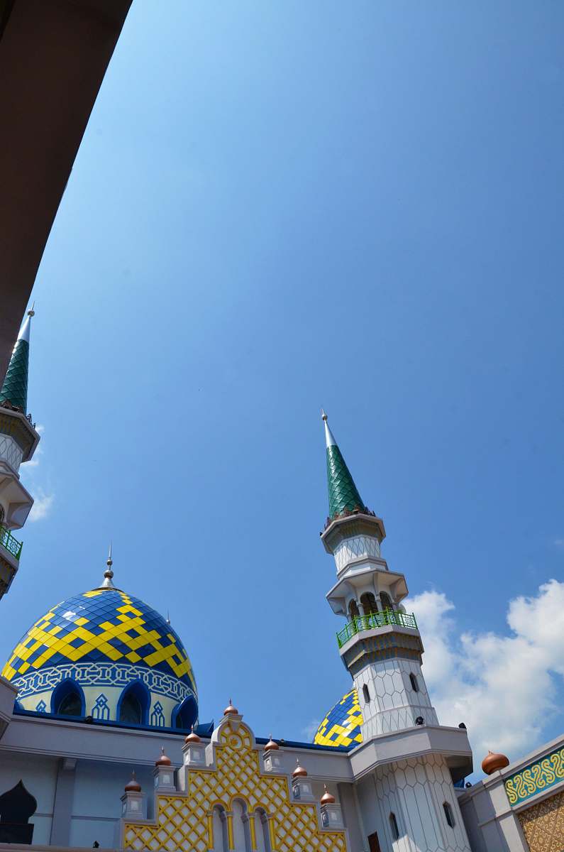 building white and blue concrete mosque dome