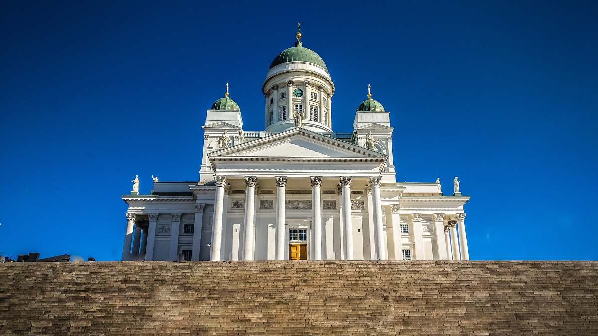 building white and blue dome building dome