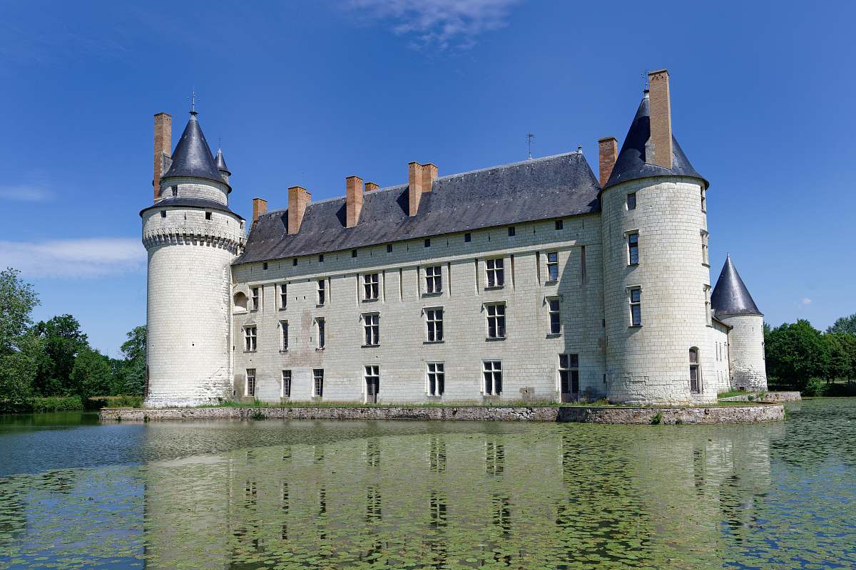 building white and gray concrete building castle
