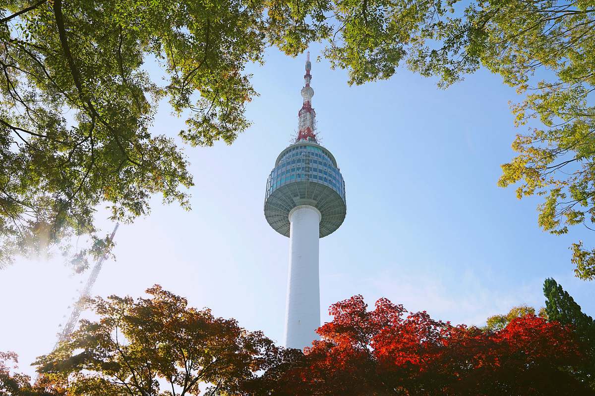 building white and gray tower under blue sky during daytime tower