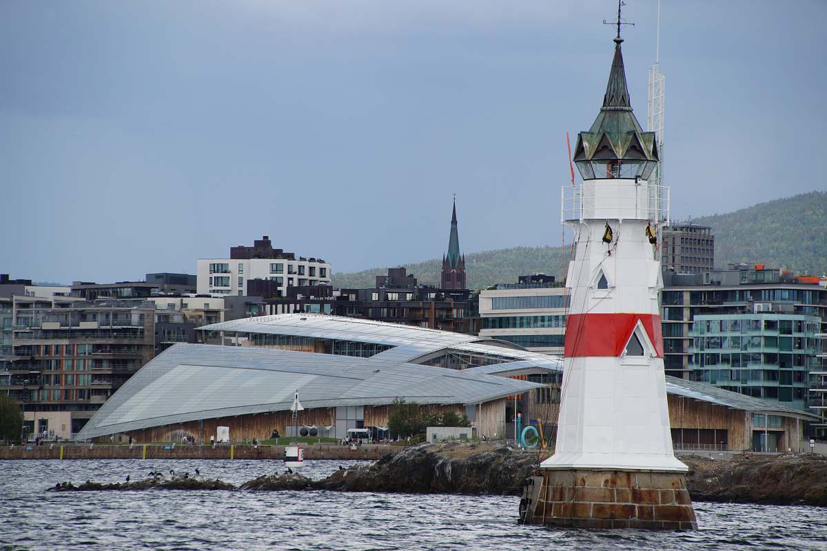 building white and red lighthouse tower