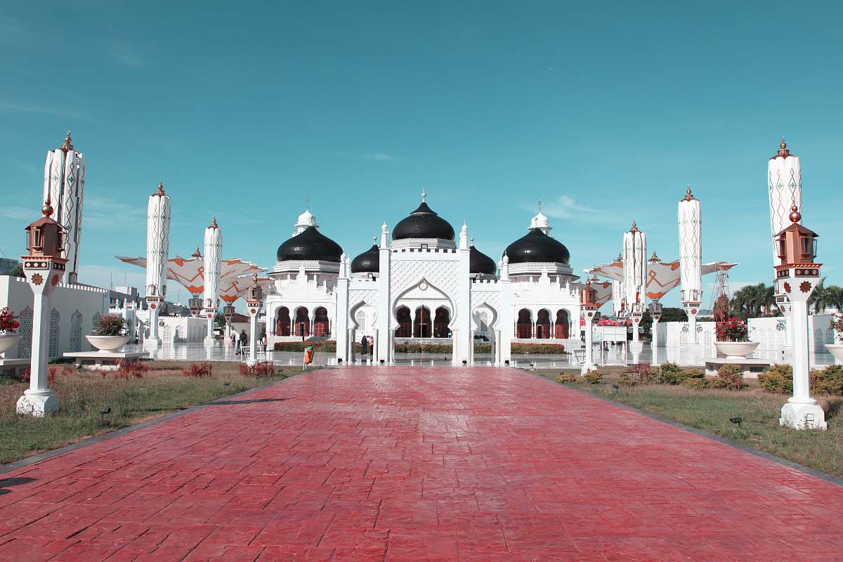 building white castle during daytime photo dome