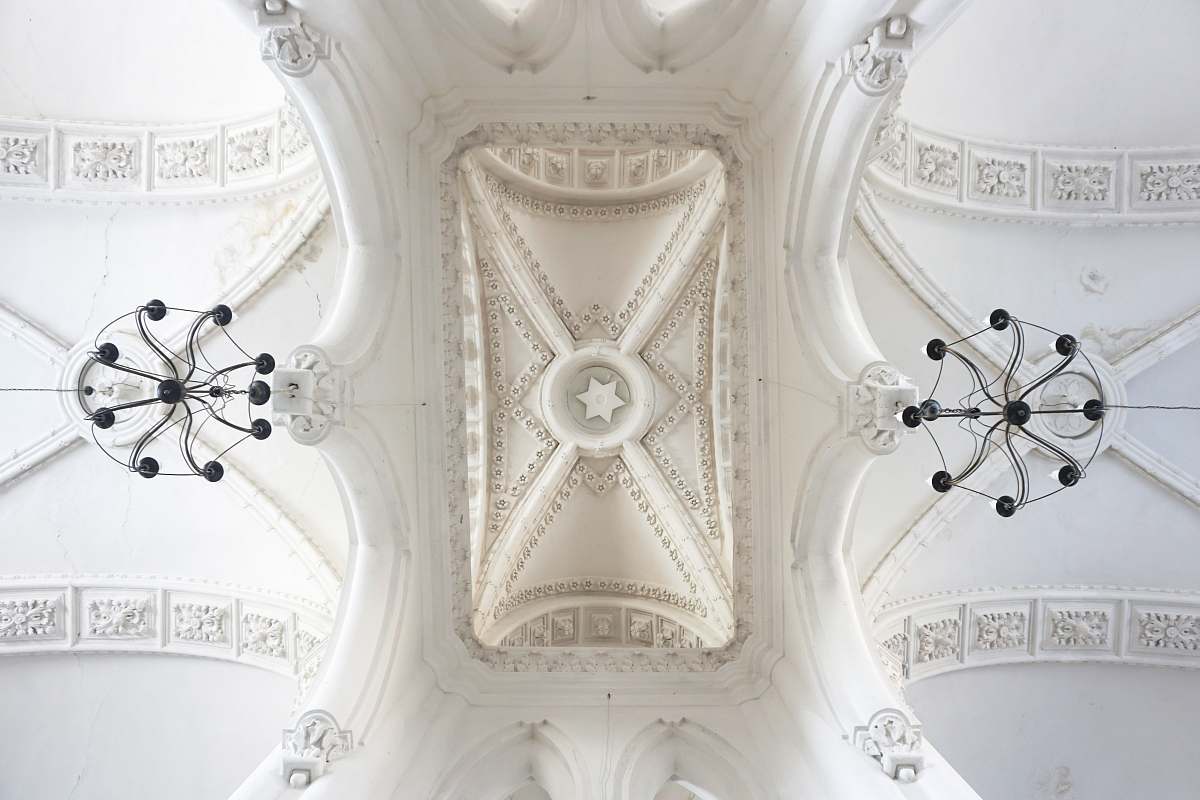 building white decorative ceiling arch