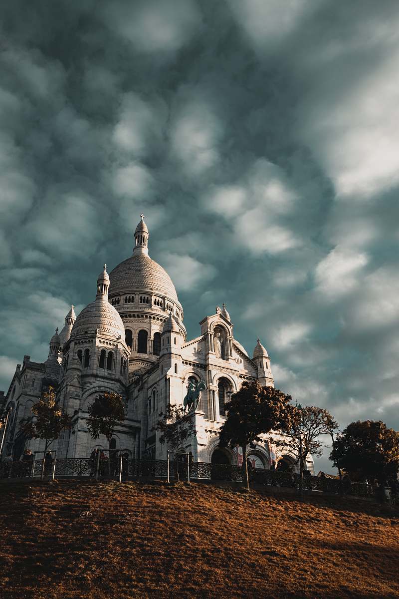 building white dome building under blue clouds dome